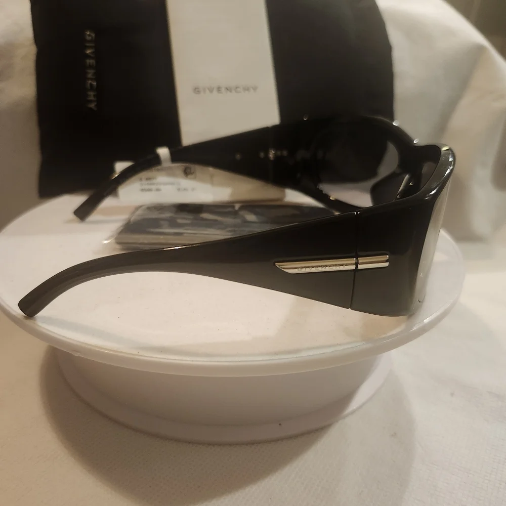 GIVENCHY GV40033U Oval Mask Sunglasses In Shiny Black/Smoke - Picture 9 of 10